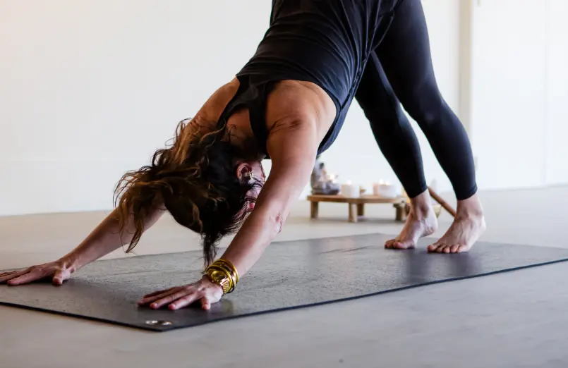 Vrouw die hatha yoga uitvoert op een yoga mat
