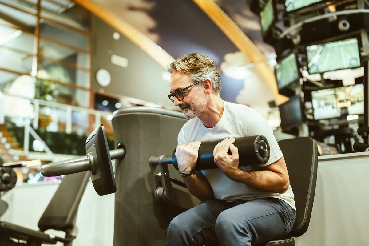 Buikspieroefening op een E-gym apparaat