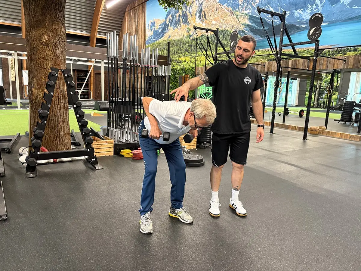 De juiste houding bij trainen aangegeven door Personal trainer