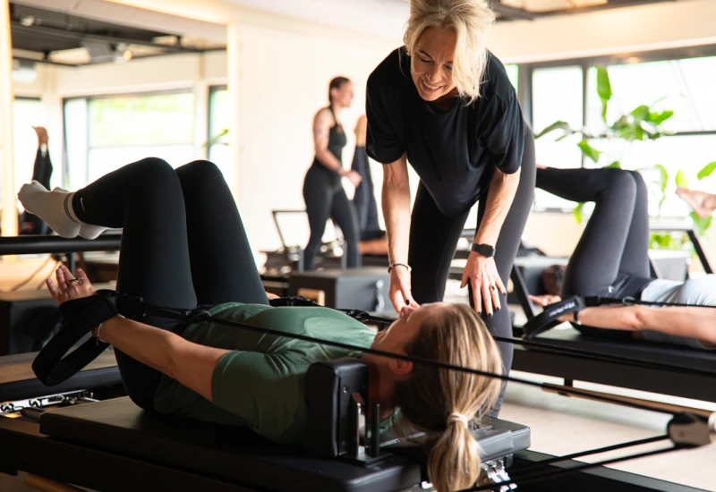 Uitleg en aandacht van Reformer instructeur bij TREE11