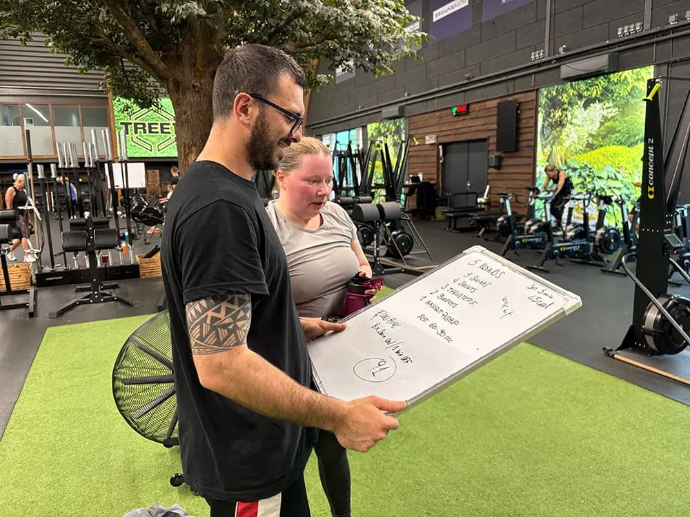 De oefeningen van de personal training samen doornemen