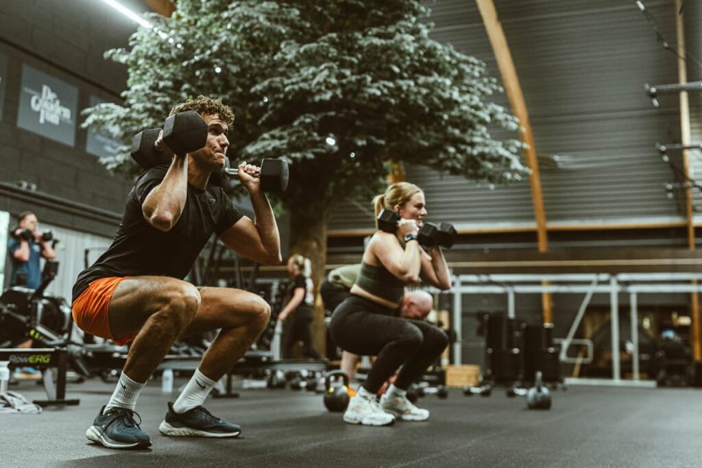De boom van 10 meter in hal 1 bij TREE11