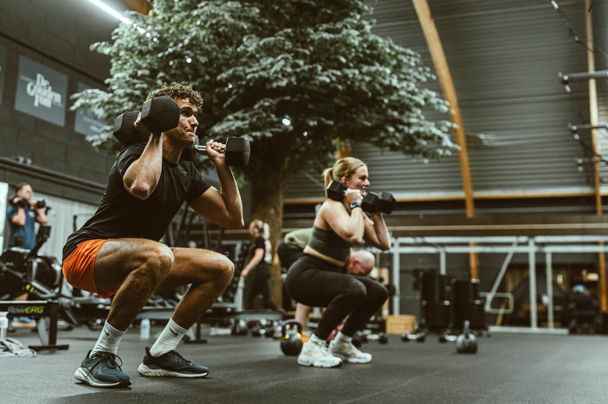 De boom van 10 meter in hal 1 bij TREE11