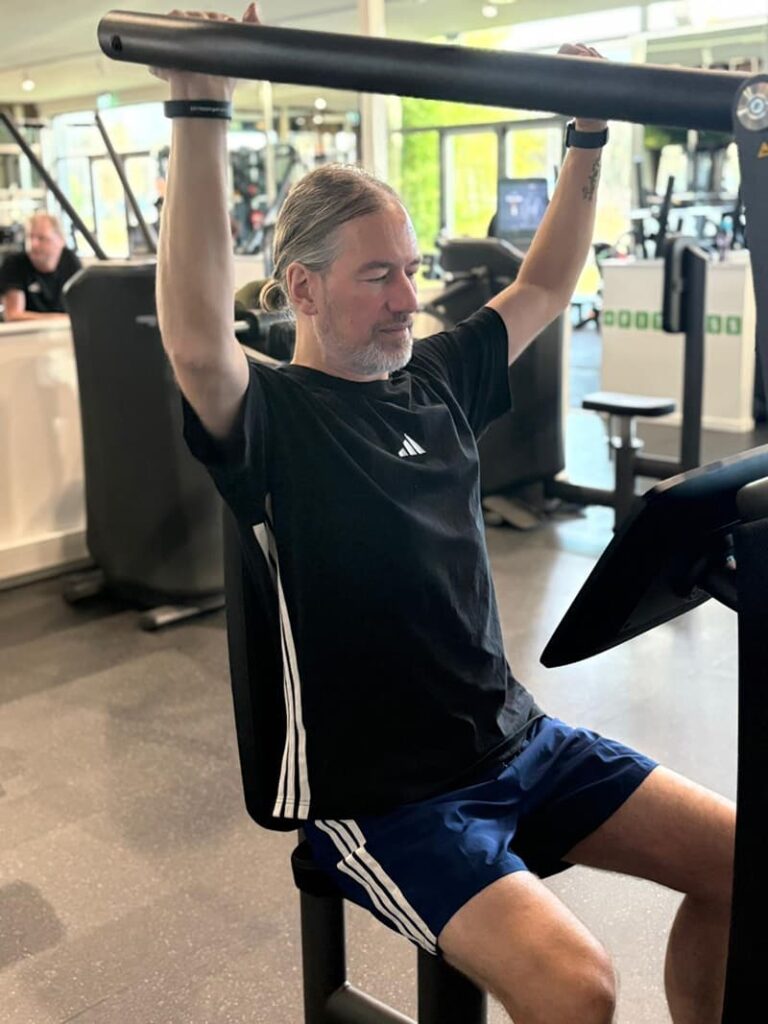 De shoulder press tijdens de EGYM