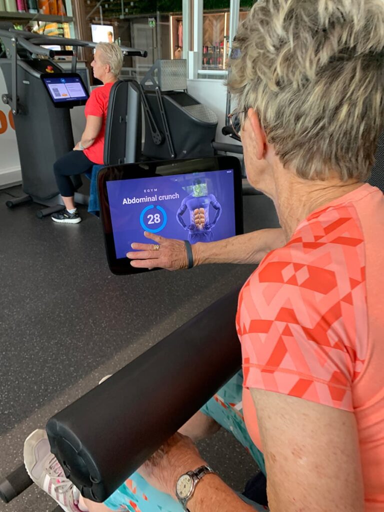 Sporten op latere leeftijd is makkelijk met EGYM. Je activeert je eigen les met persoonlijk bandje
