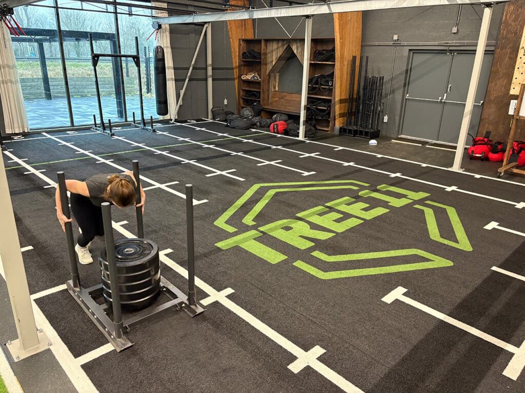 HYROX sled push als onderdeel van kracht oefening voor MS patient Lobke