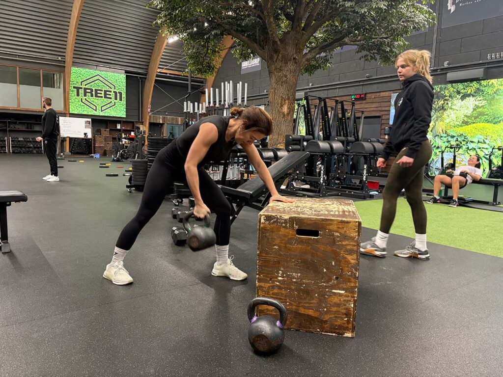 Kettlebell row als kracht oefening voor Lobke 1