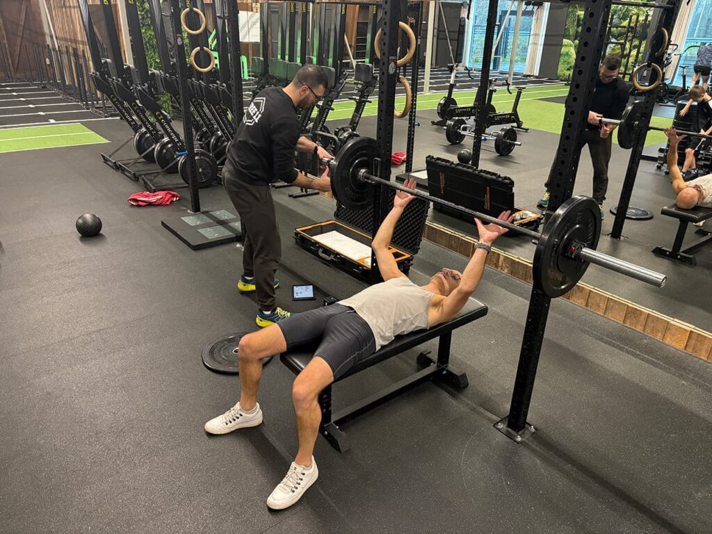 Judoka Marcel aan het krachttrainen bij TREE11 Alkmaar