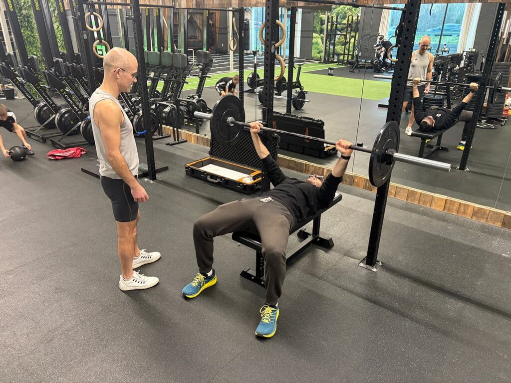 Andrea de personal trainer doet de oefening voor bij TREE11 Alkmaar