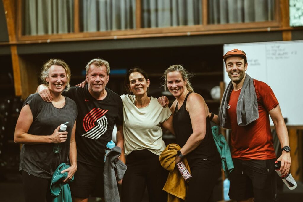 Diverse groep mensen die trainen bij TREE11, verschillende leeftijden
