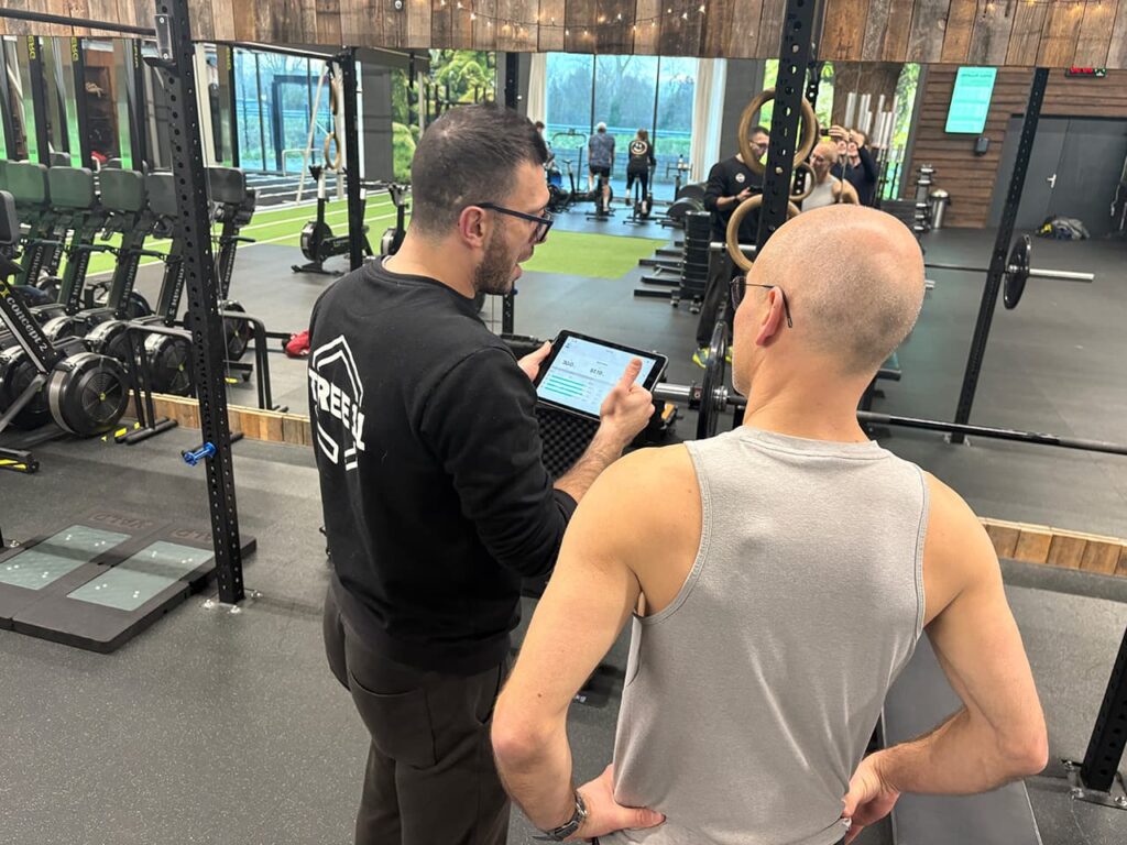 Personal trainer Andrea legt Marcel uit welke oefening uitgevoerd wordt