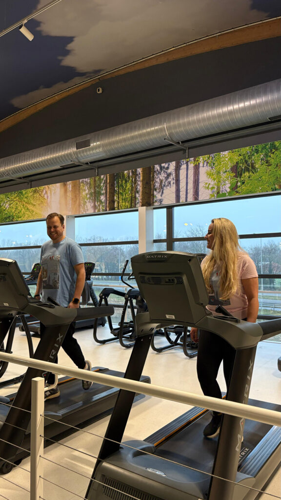 Krachttraining voor rugspieren en schouders ter voorbereiding op lange wandeltocht